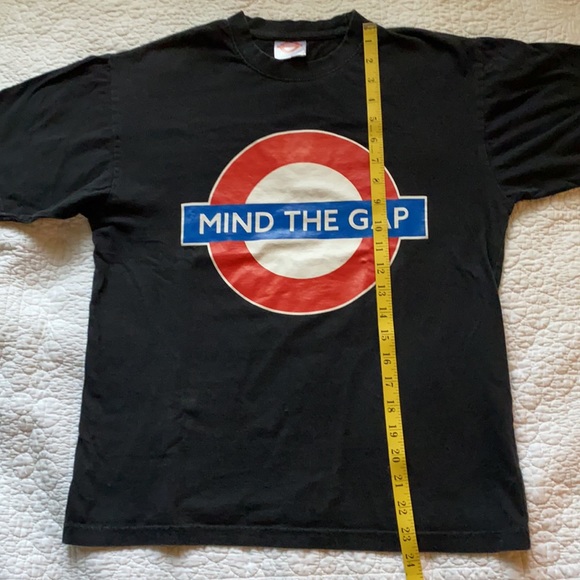 🇬🇧MIND THE GAP-Unisex-Black Shirt 🚇 - Picture 6 of 6